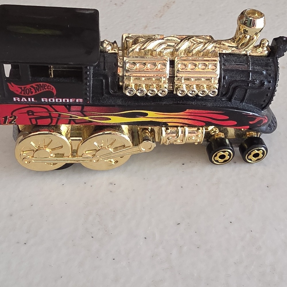Hot Wheels Rail Rodder Train 1:64 Diecast Plastic Black Gold Red Flames 3 Inch